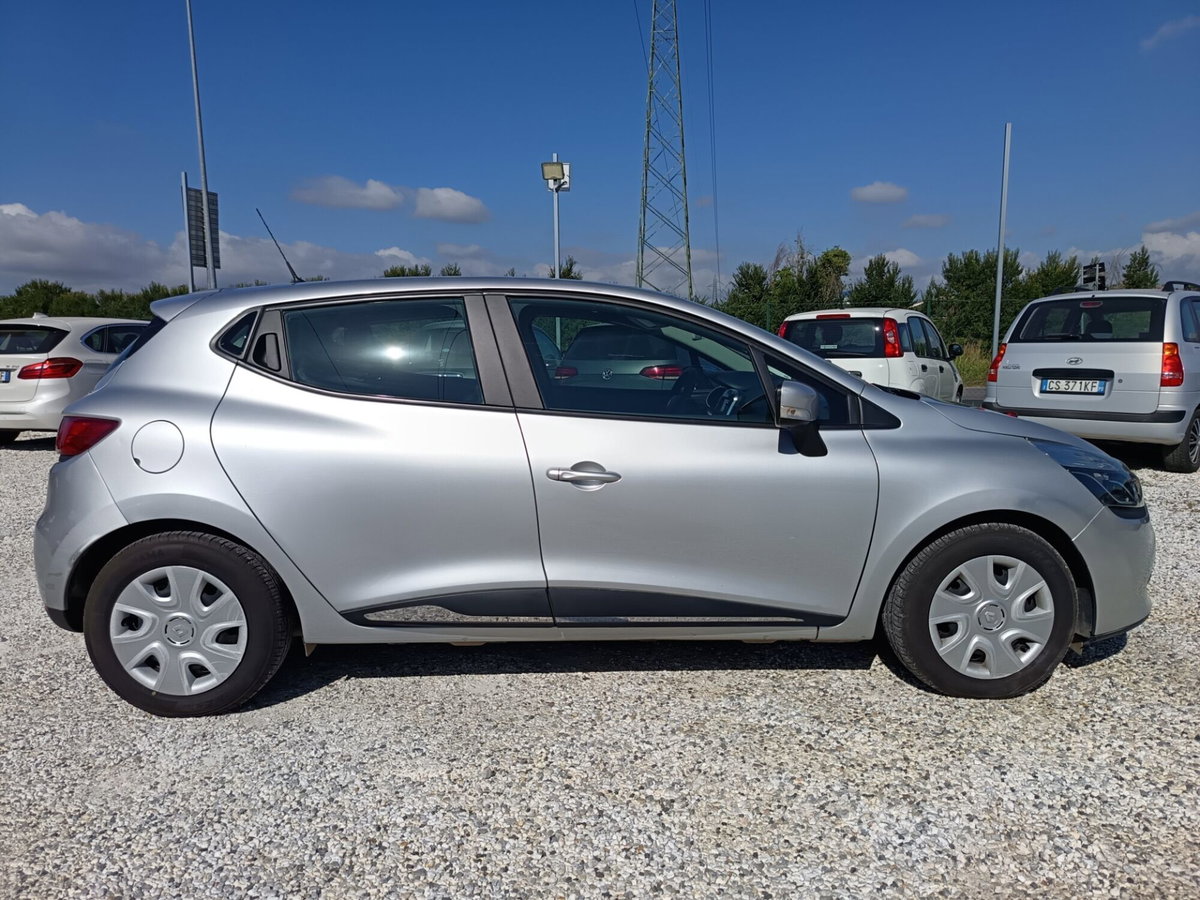 Renault Clio 1.2 75CV 5 porte Live (4)