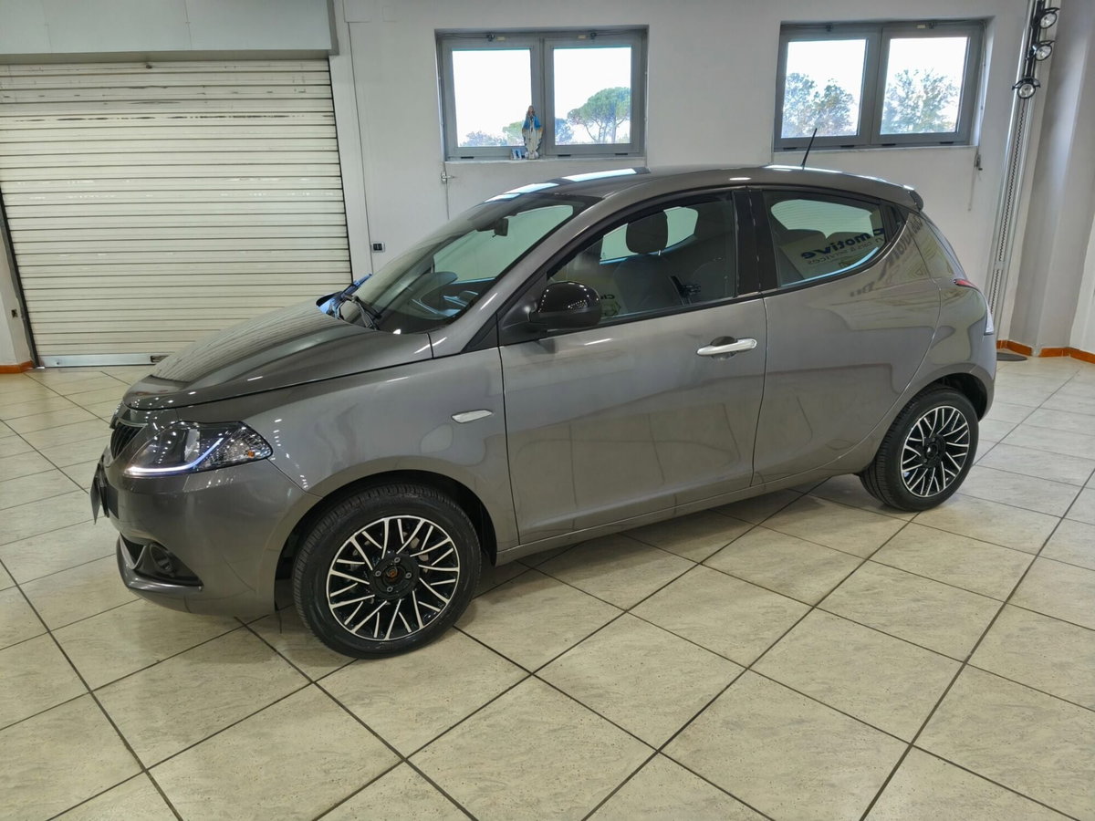 Lancia Ypsilon 1.0 FireFly 5 porte S&S Hybrid Ecochic Gold (4)