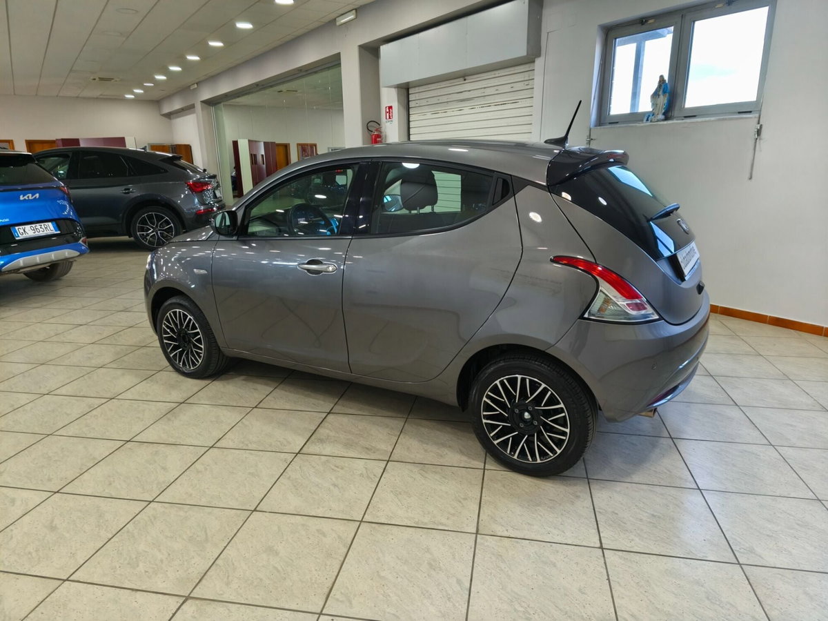 Lancia Ypsilon 1.0 FireFly 5 porte S&S Hybrid Ecochic Gold (5)