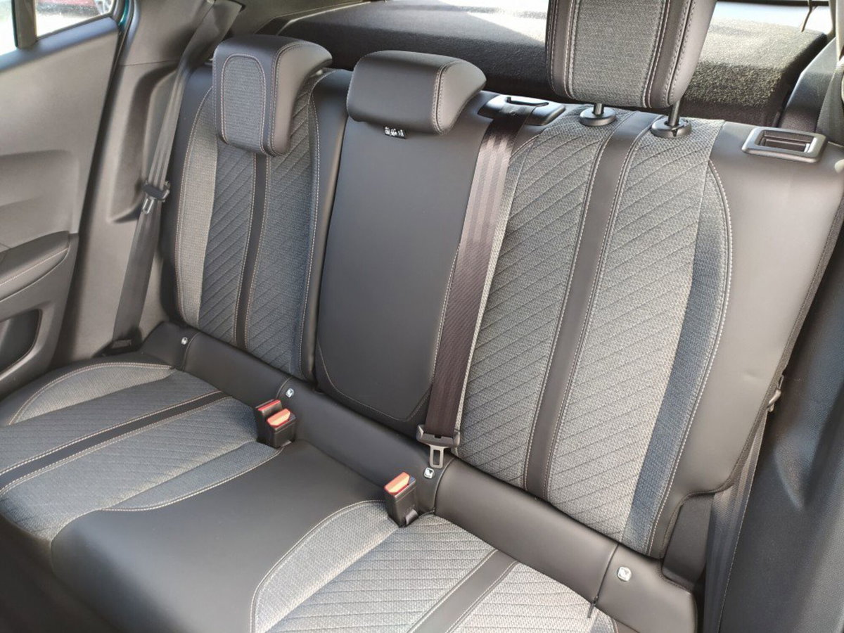 Peugeot 2008 1.2 turbo Allure 100cv (10)