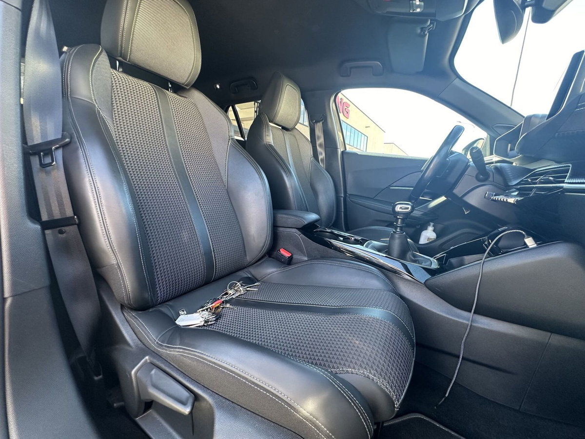 Peugeot 2008 PureTech 130 S&S EAT8 GT Line (11)