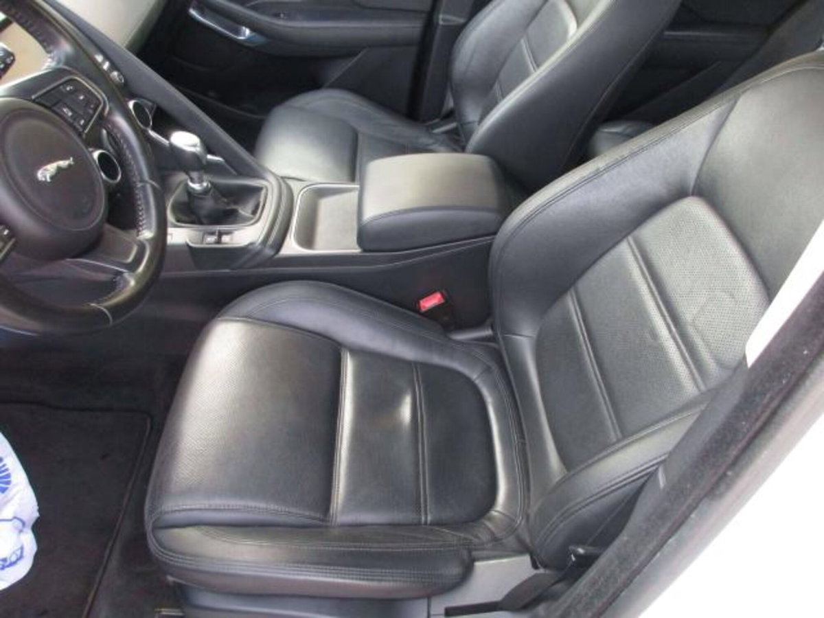 Jaguar E-Pace 2.0D 150 CV AWD R-Dynamic (10)