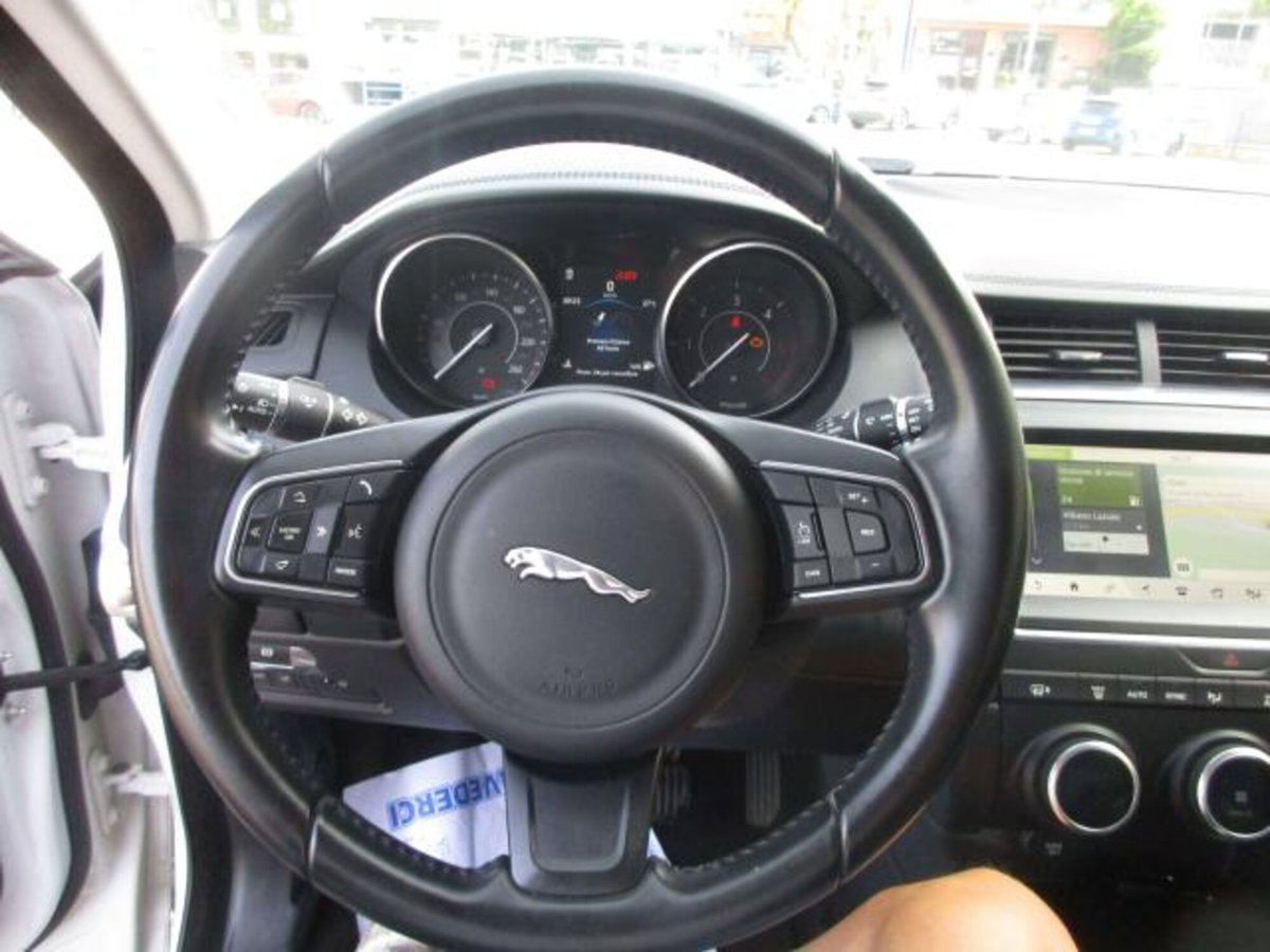 Jaguar E-Pace 2.0D 150 CV AWD R-Dynamic (13)