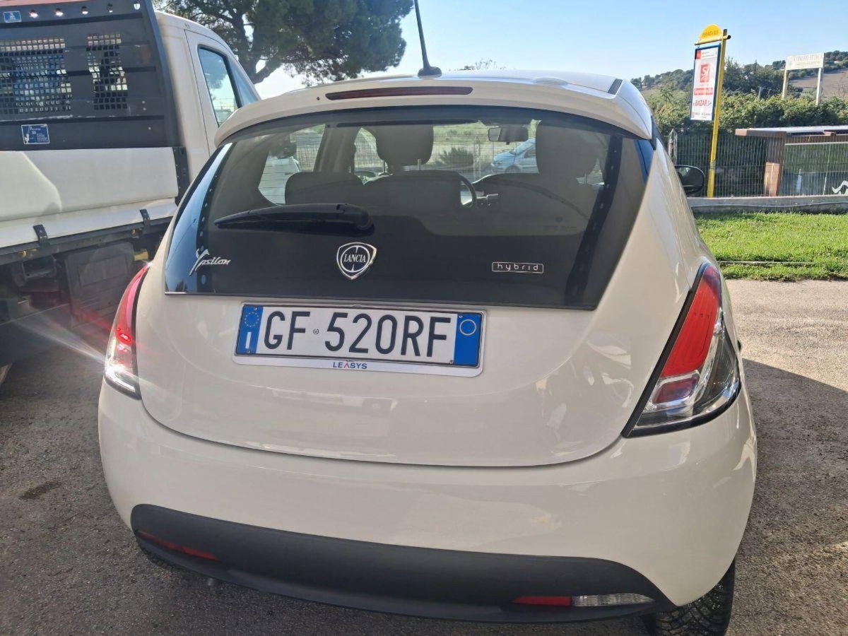 Lancia Ypsilon 1.0 FireFly 5 porte S&S Hybrid Silver Plus (2)
