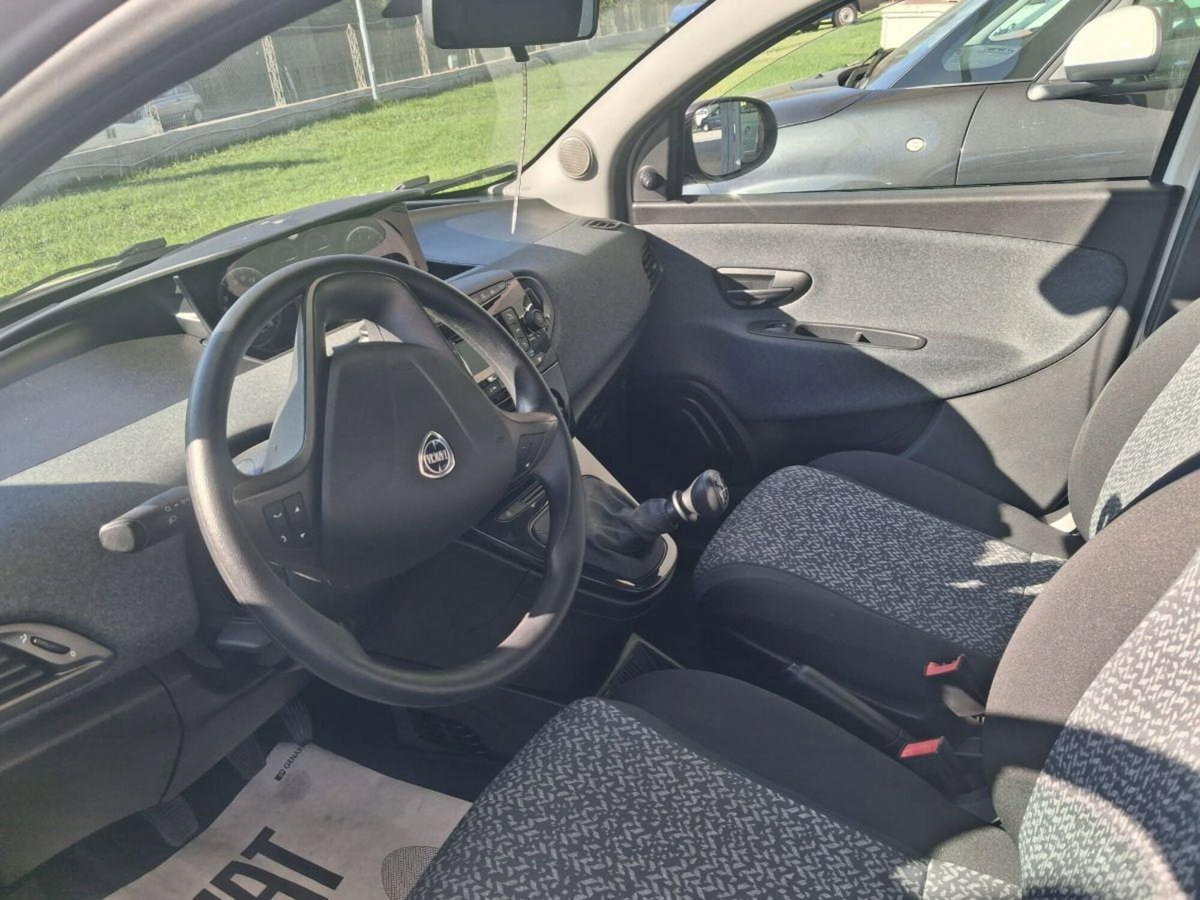 Lancia Ypsilon 1.0 FireFly 5 porte S&S Hybrid Silver Plus (5)