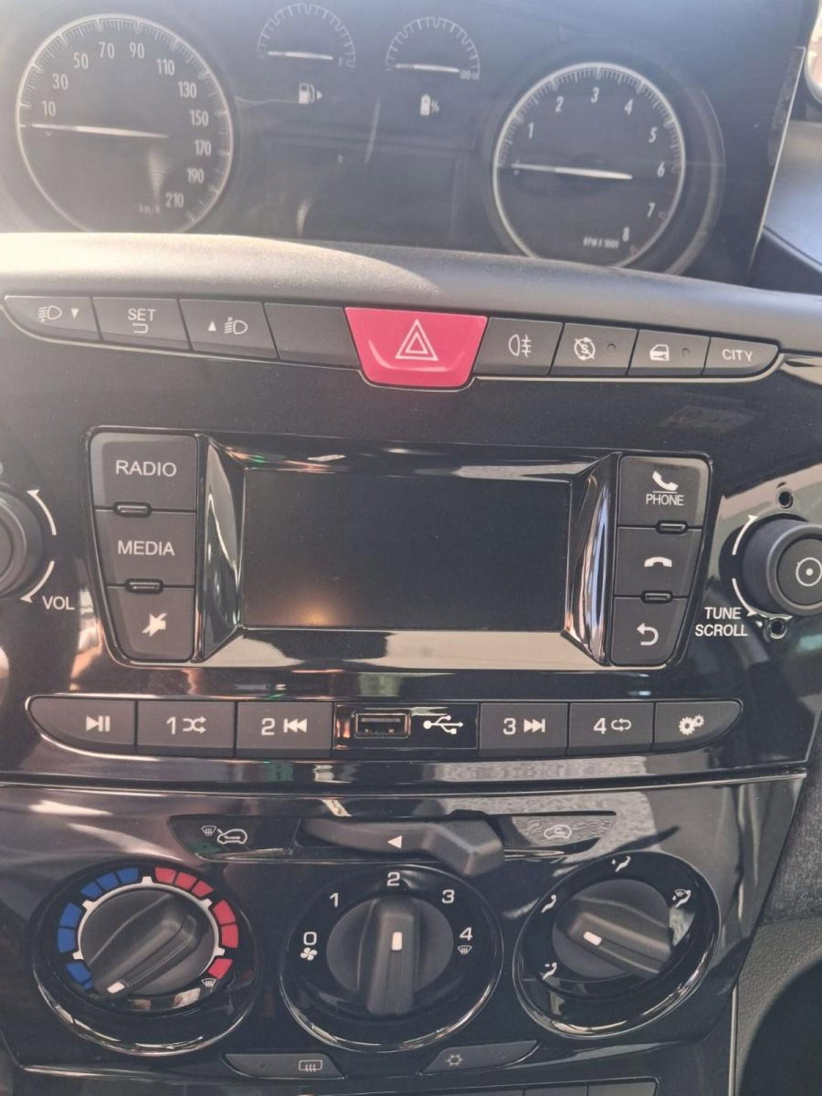 Lancia Ypsilon 1.0 FireFly 5 porte S&S Hybrid Silver Plus (7)