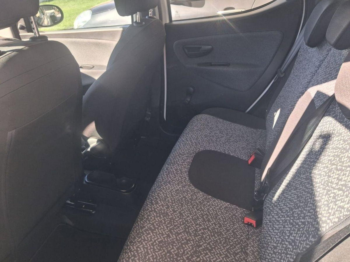 Lancia Ypsilon 1.0 FireFly 5 porte S&S Hybrid Silver Plus (9)