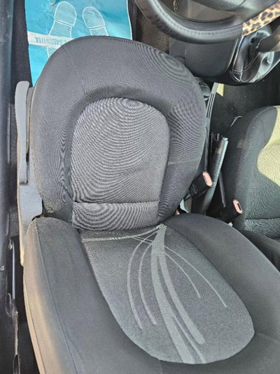 Lancia Ypsilon 1.3 MJT 75 CV Unyca (9)