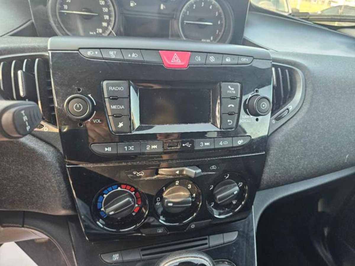 Lancia Ypsilon 1.0 FireFly 5 porte S&S Hybrid Ecochic Silver (11)