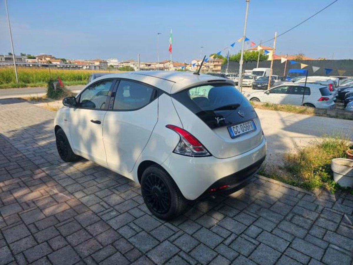 Lancia Ypsilon 1.0 FireFly 5 porte S&S Hybrid Ecochic Silver (3)
