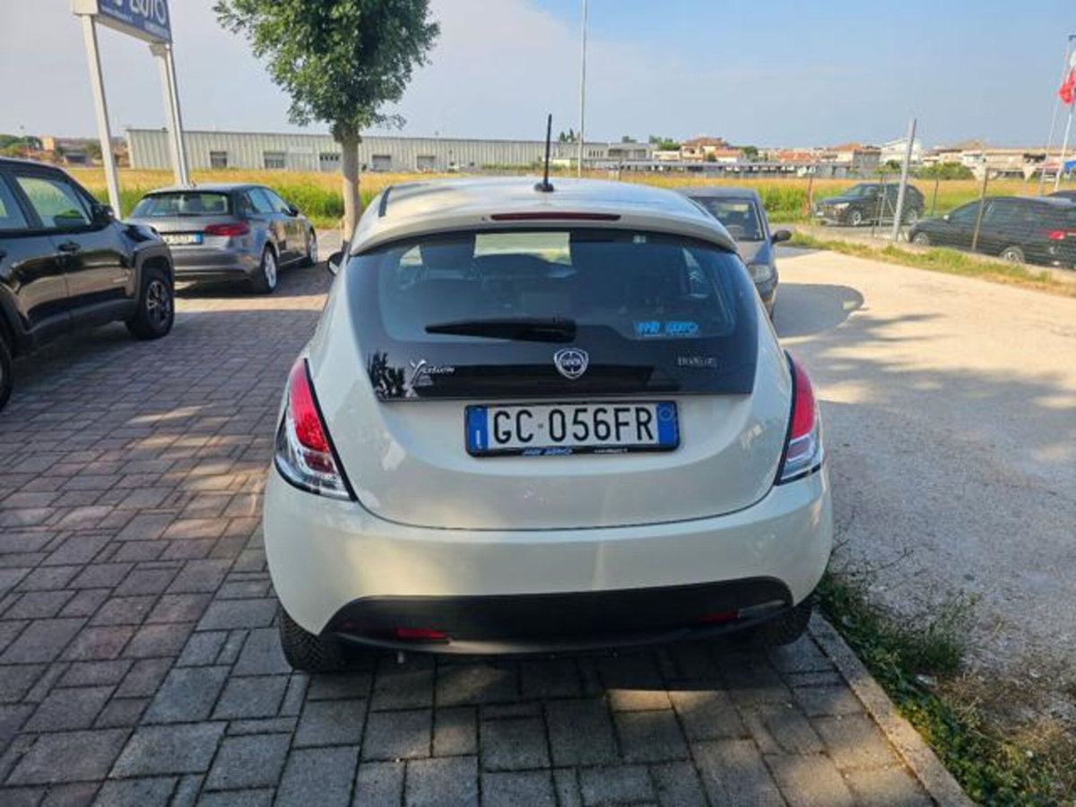 Lancia Ypsilon 1.0 FireFly 5 porte S&S Hybrid Ecochic Silver (4)