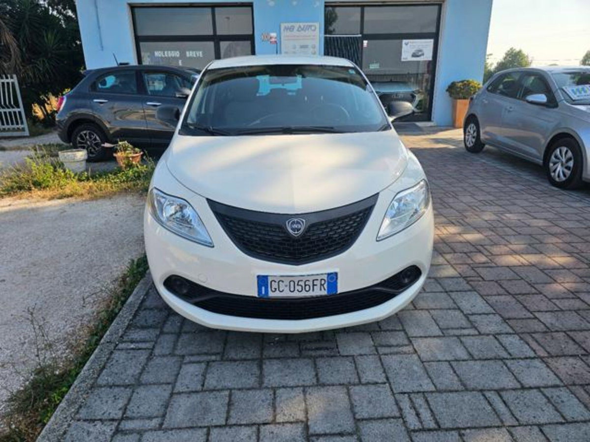 Lancia Ypsilon 1.0 FireFly 5 porte S&S Hybrid Ecochic Silver (8)