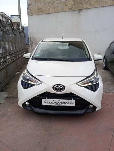 Toyota Aygo Connect 1.0 VVT-i 72 CV 5 porte x-play usata