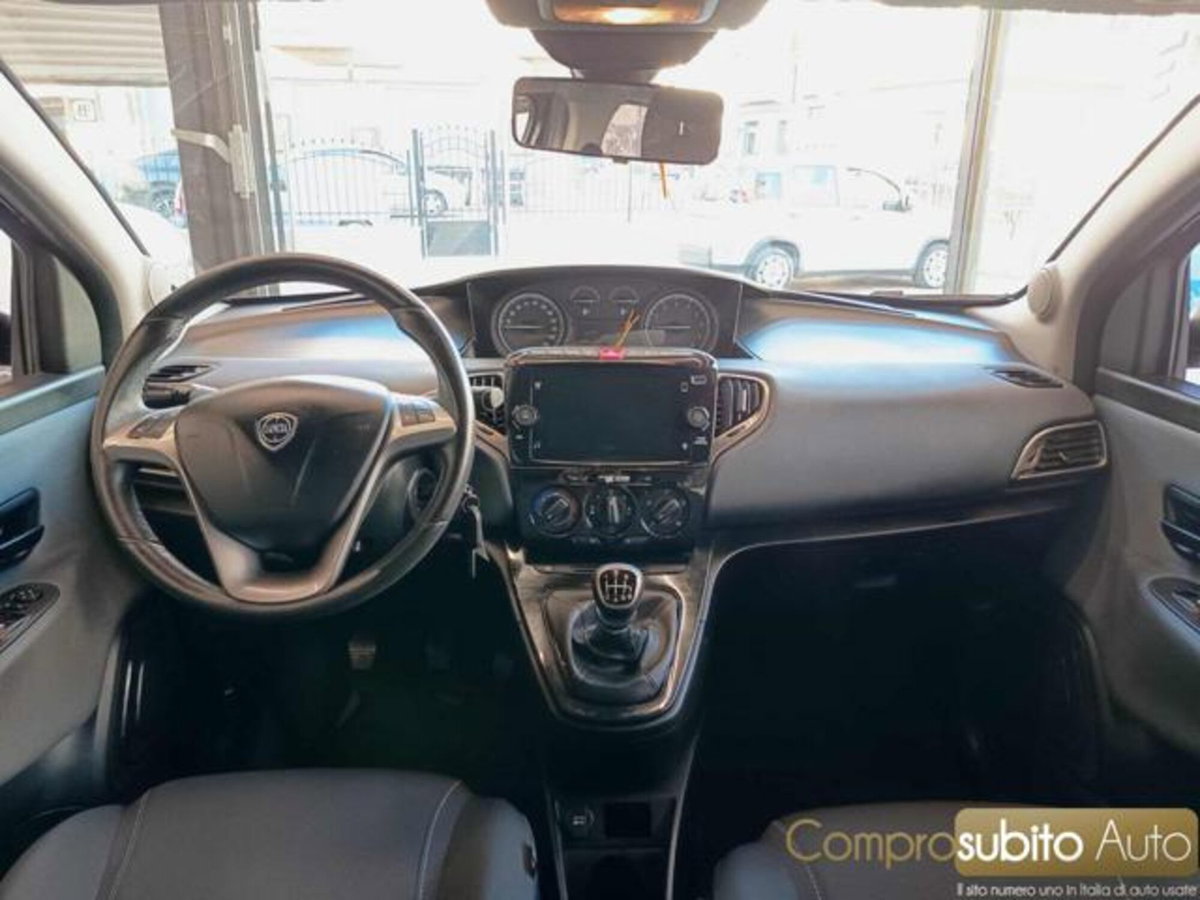 Lancia Ypsilon 1.0 FireFly 5 porte S&S Hybrid Silver Plus (13)