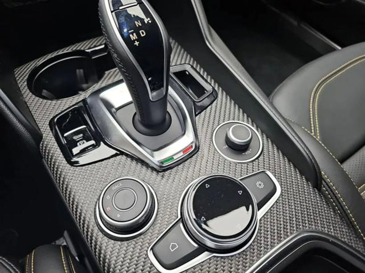 Alfa Romeo Giulia 2.9 T V6 AT8 Quadrifoglio (5)