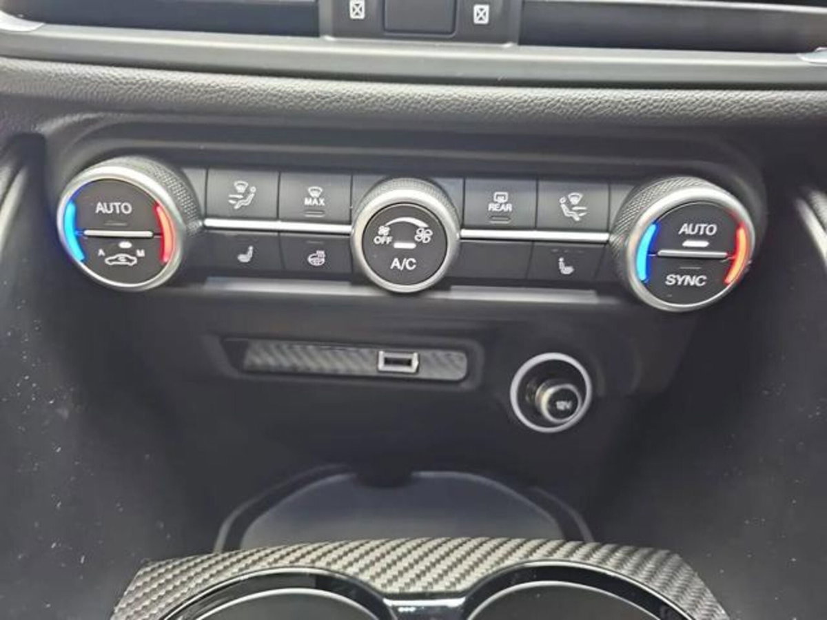 Alfa Romeo Giulia 2.9 T V6 AT8 Quadrifoglio (9)