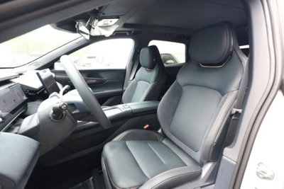 Lynk & Co 08 08 1.5 phev More auto (5)