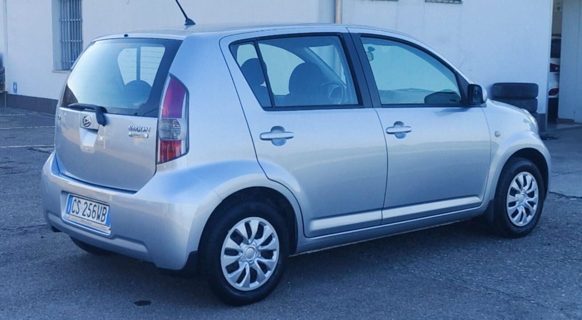 Daihatsu Sirion 1.3 16V Mio (4)