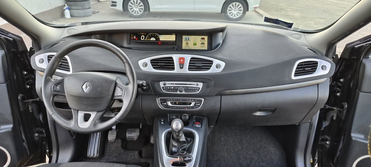Renault Scenic E-Tech Electric 1.5 dCi 110CV Luxe (17)