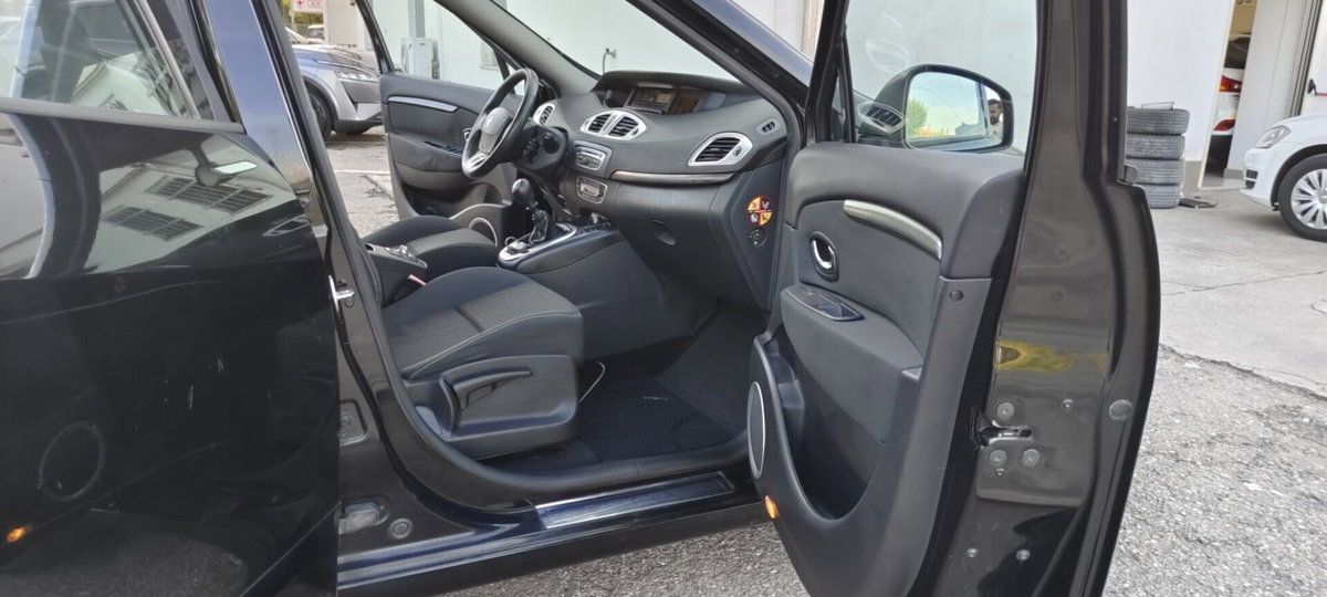 Renault Scenic E-Tech Electric 1.5 dCi 110CV Luxe (9)