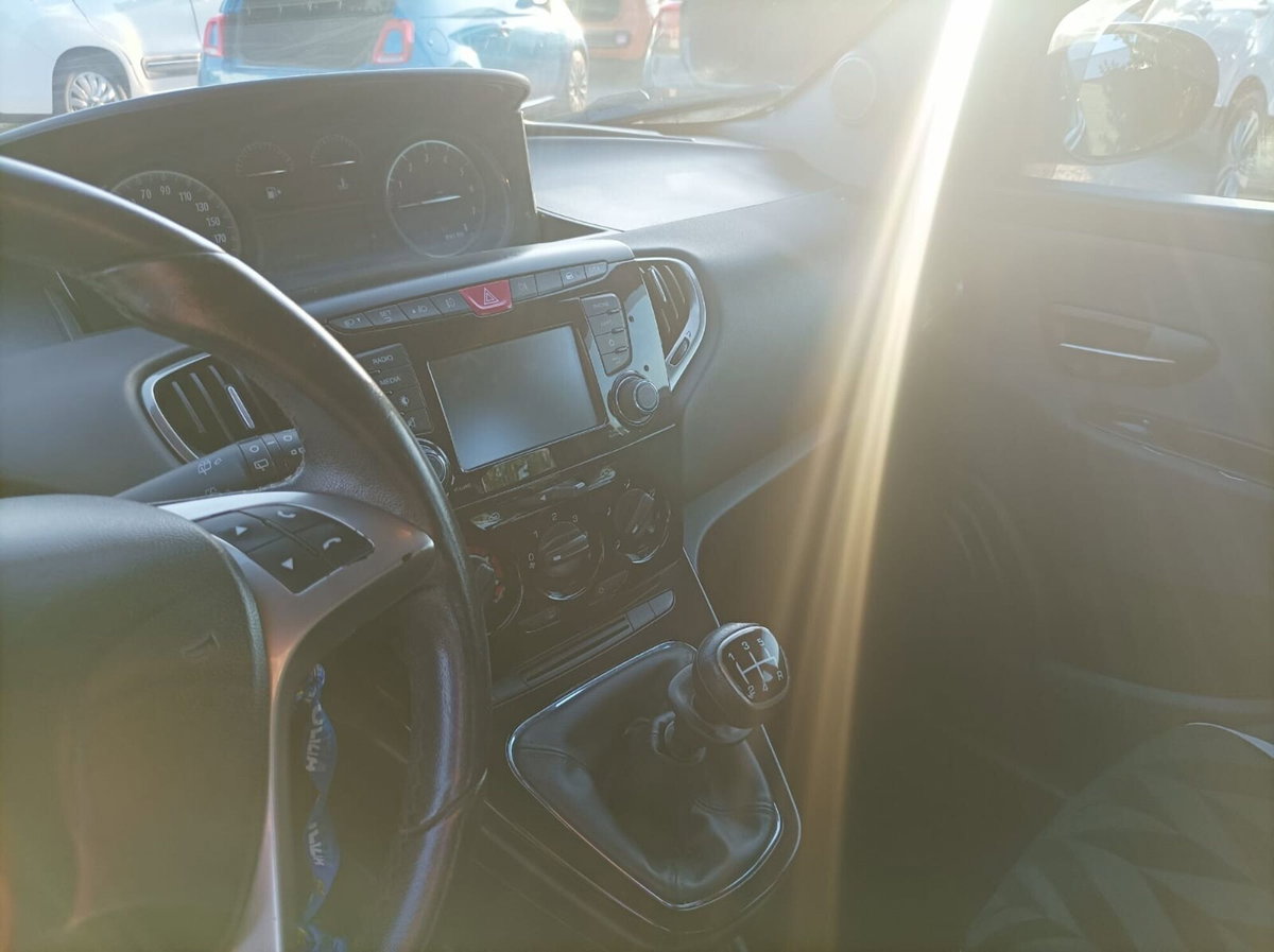 Lancia Ypsilon 1.2 69 CV 5 porte Platinum (11)