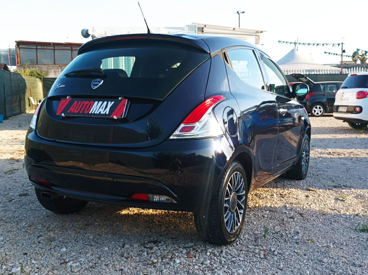 Lancia Ypsilon 1.2 69 CV 5 porte Platinum (3)