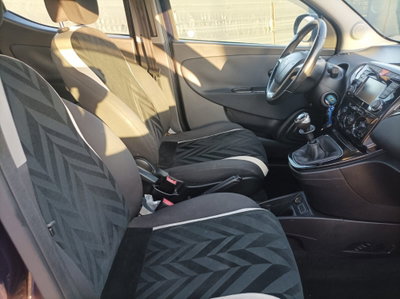 Lancia Ypsilon 1.2 69 CV 5 porte Platinum (9)