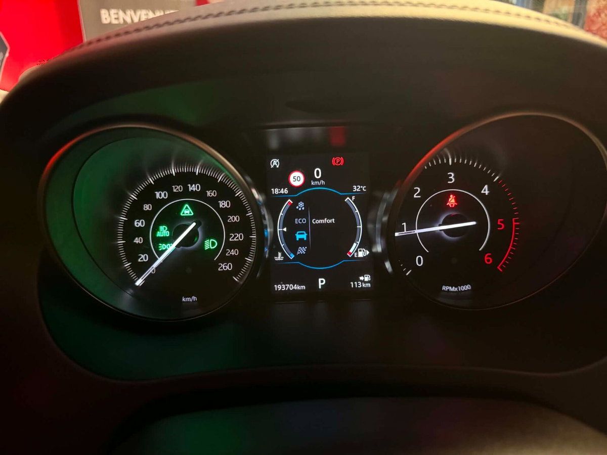 Jaguar E-Pace 2.0D 240 CV AWD aut. SE (14)