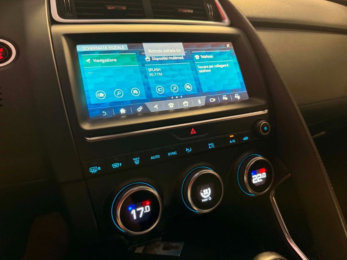 Jaguar E-Pace 2.0D 240 CV AWD aut. SE (4)