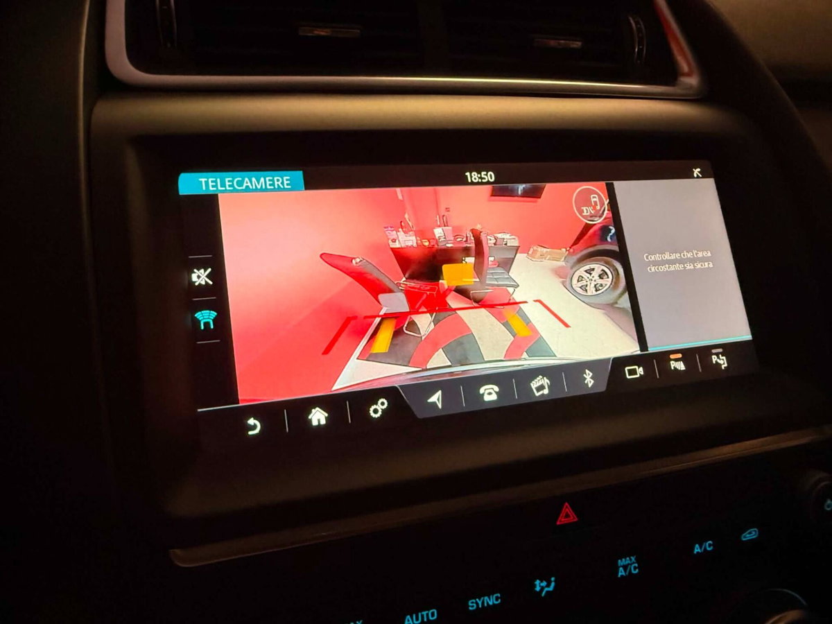 Jaguar E-Pace 2.0D 240 CV AWD aut. SE (8)