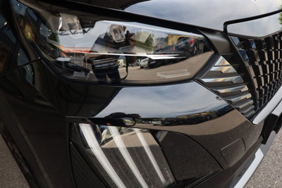 Peugeot 2008 BlueHDi 130 S&S EAT8 GT Pack (6)