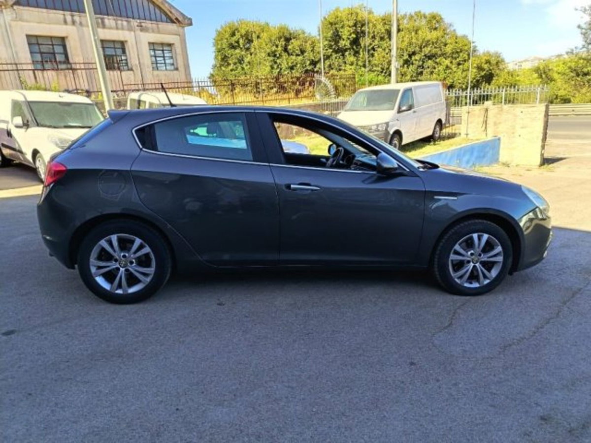 Alfa Romeo Giulietta 2.0 JTDm-2 Exclusive 140cv (5)
