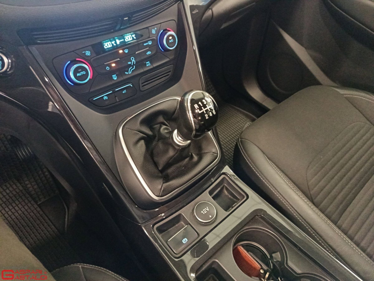 Ford Kuga 2.0 TDCI 150 CV S&S 4WD Titanium (16)