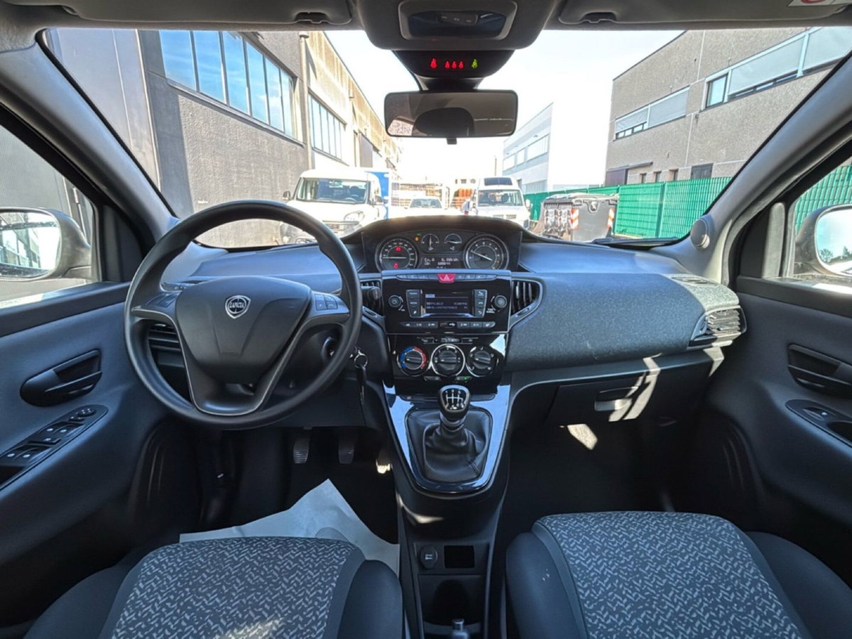 Lancia Ypsilon 1.0 FireFly 5 porte S&S Hybrid Silver Plus (10)