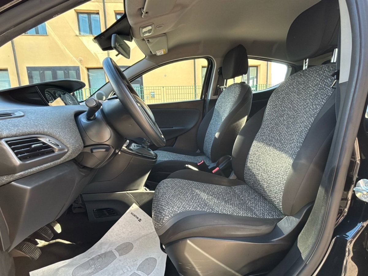 Lancia Ypsilon 1.0 FireFly 5 porte S&S Hybrid Silver Plus (11)