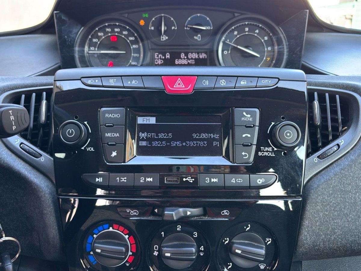 Lancia Ypsilon 1.0 FireFly 5 porte S&S Hybrid Silver Plus (13)