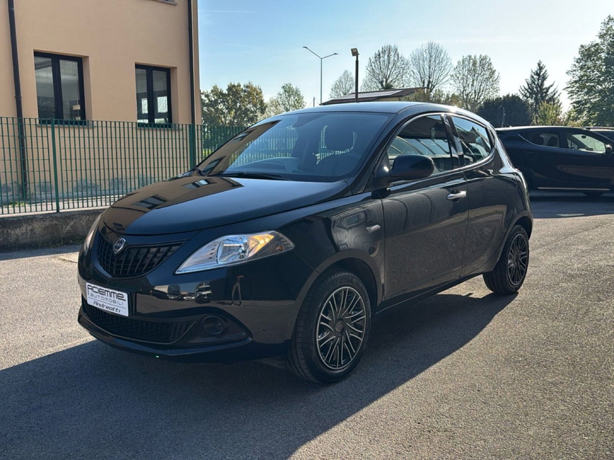 Lancia Ypsilon 1.0 FireFly 5 porte S&S Hybrid Silver Plus (2)