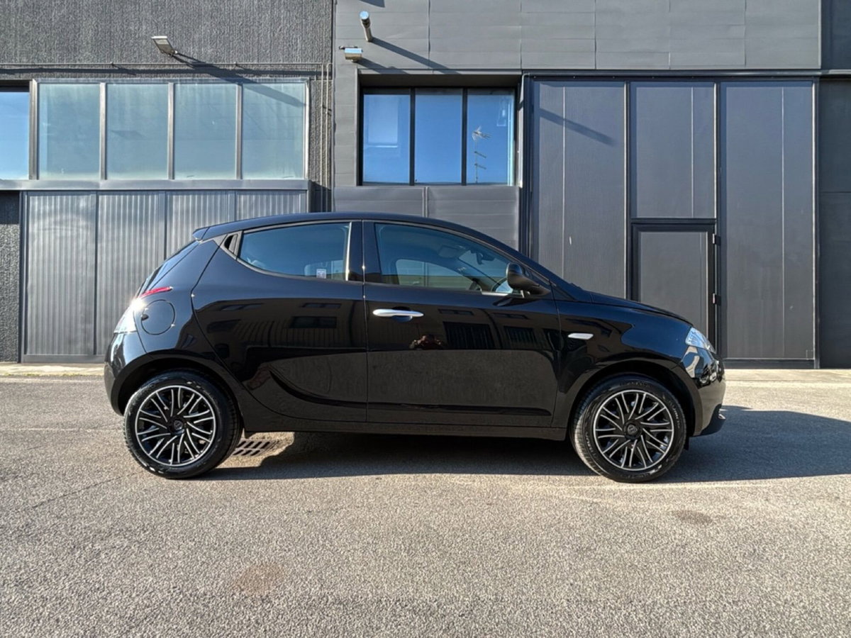 Lancia Ypsilon 1.0 FireFly 5 porte S&S Hybrid Silver Plus (3)