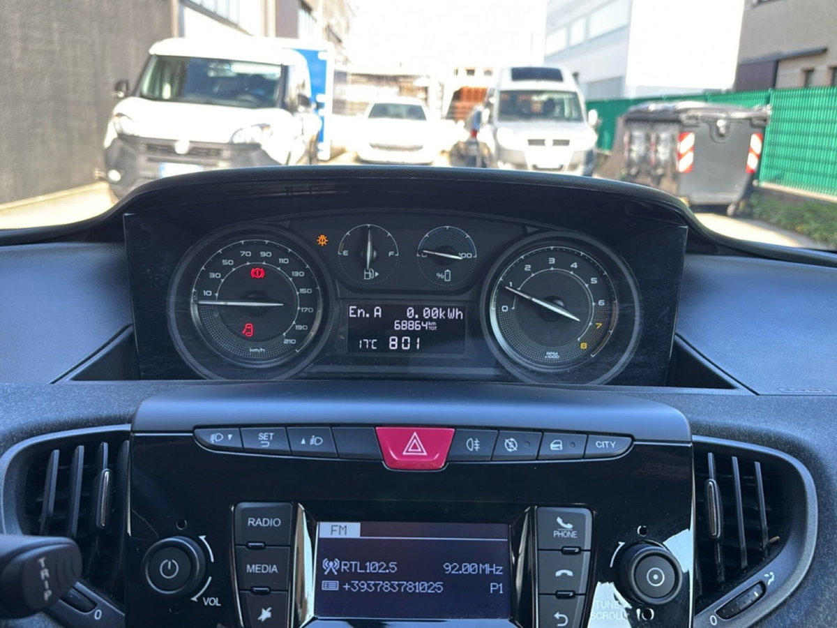 Lancia Ypsilon 1.0 FireFly 5 porte S&S Hybrid Silver Plus (9)