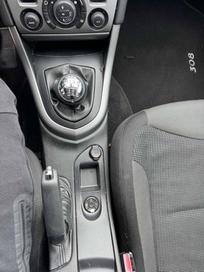 Peugeot 308 1.6 HDi 110CV 5p. Business (14)