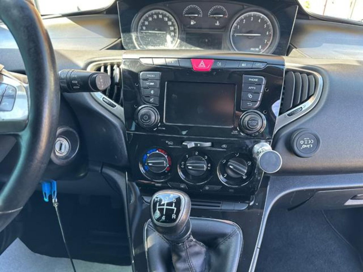 Lancia Ypsilon 1.2 69 CV 5 porte GPL Gold Plus (18)