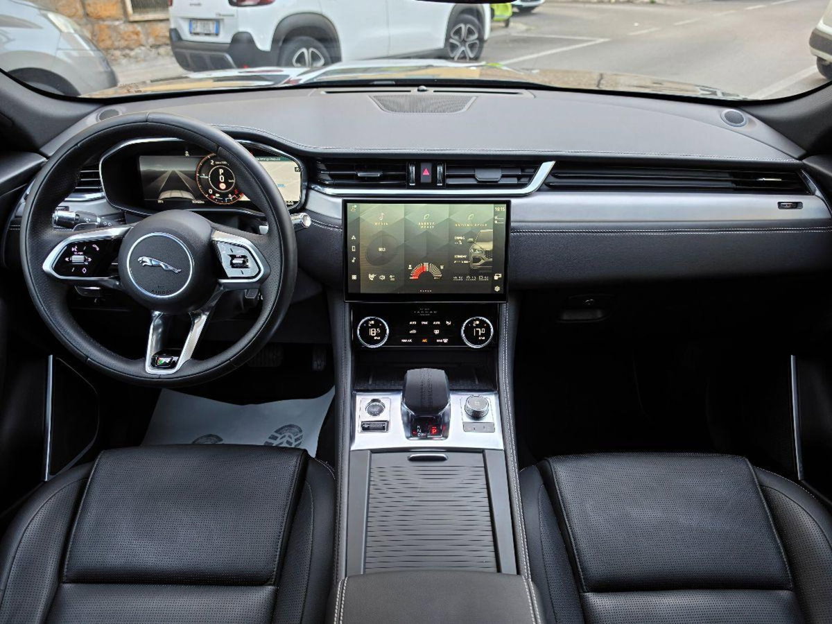 Jaguar F-Pace 3.0 D V6 300 CV AWD aut. R-Sport (19)