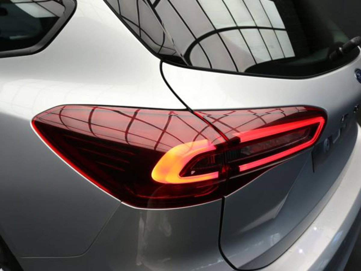 Ford Focus Station Wagon 1.0 EcoBoost Hybrid 125 CV SW ST-Line (11)