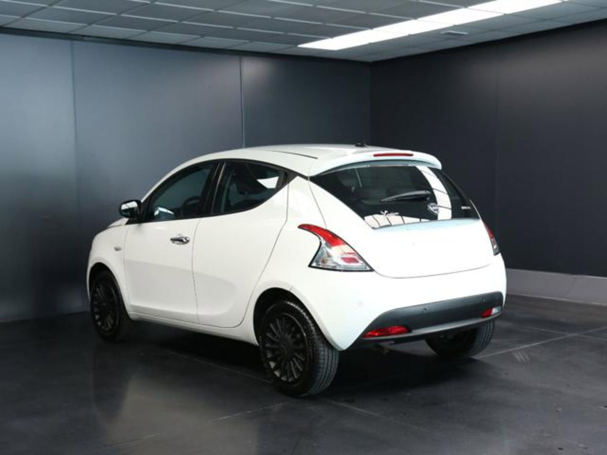 Lancia Ypsilon 1.0 FireFly 5 porte S&S Hybrid Ecochic Silver (2)