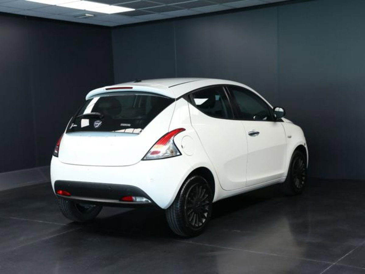 Lancia Ypsilon 1.0 FireFly 5 porte S&S Hybrid Ecochic Silver (3)