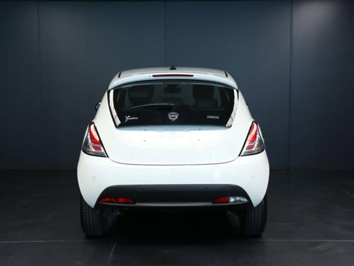 Lancia Ypsilon 1.0 FireFly 5 porte S&S Hybrid Ecochic Silver (4)