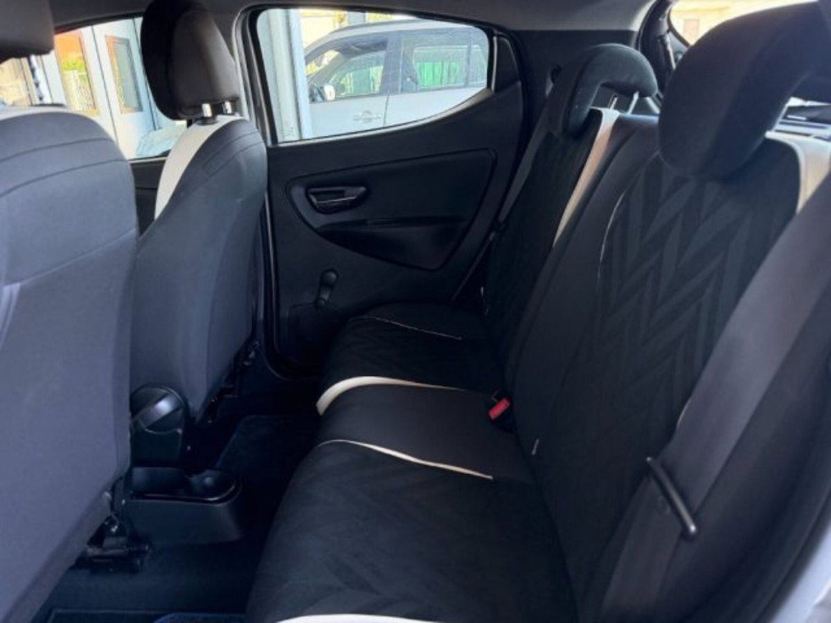 Lancia Ypsilon 1.2 69 CV 5 porte Gold (11)