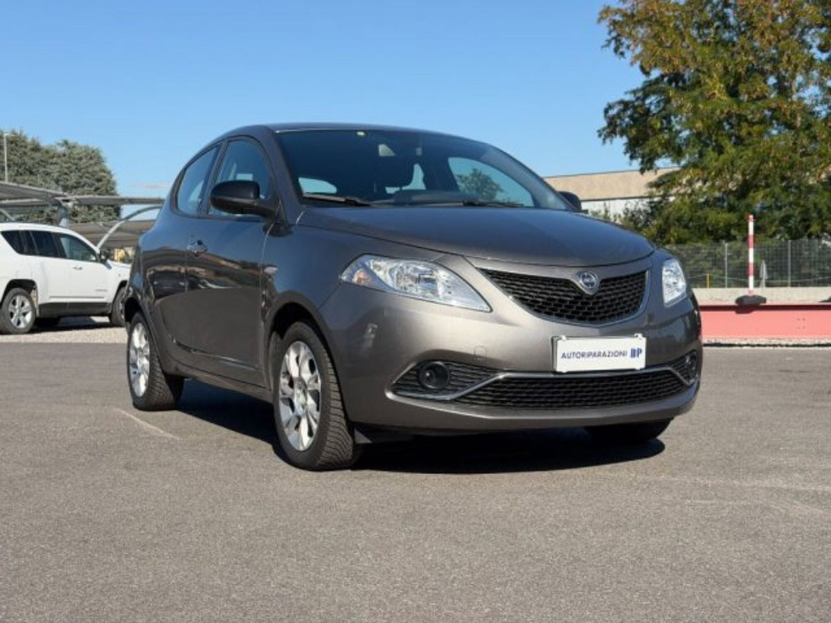 Lancia Ypsilon 1.2 69 CV 5 porte Gold (3)