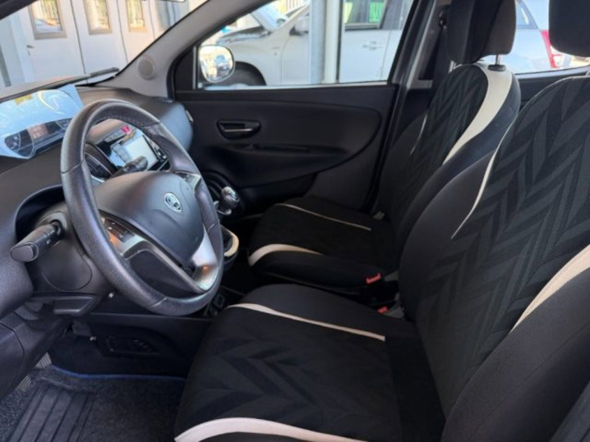 Lancia Ypsilon 1.2 69 CV 5 porte Gold (9)