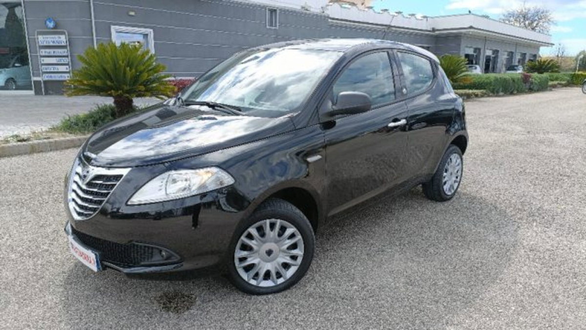 Lancia Ypsilon 0.9 TwinAir 85 CV 5 porte Metano Ecochic Mya (2)